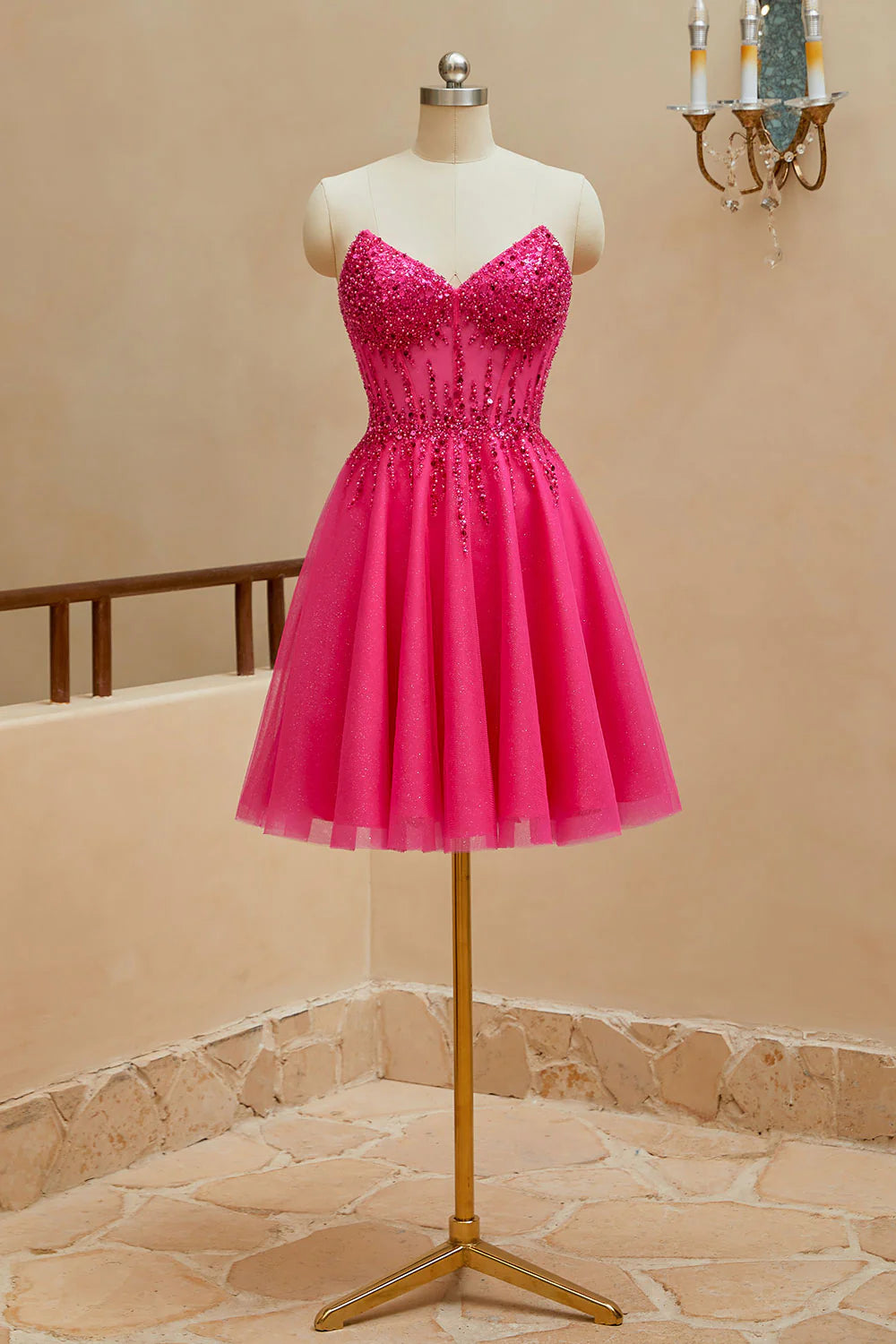 Mini abito corto a trapezio con scollo a V, perline e spalline per il ritorno a scuola