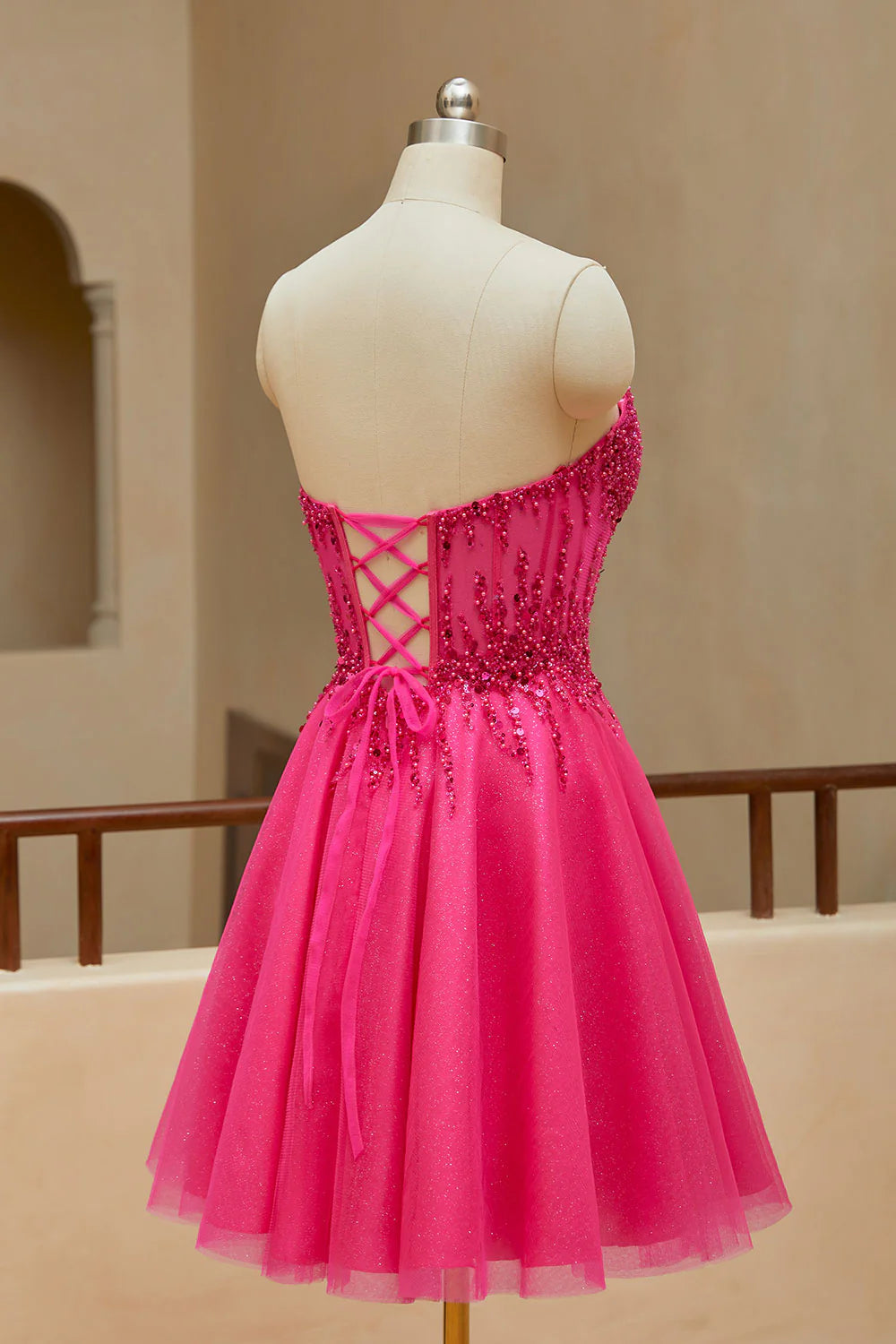 Mini abito corto a trapezio con scollo a V, perline e spalline per il ritorno a scuola