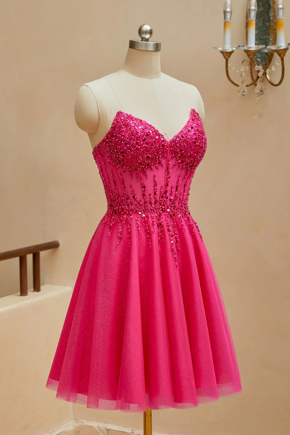 Mini abito corto a trapezio con scollo a V, perline e spalline per il ritorno a scuola