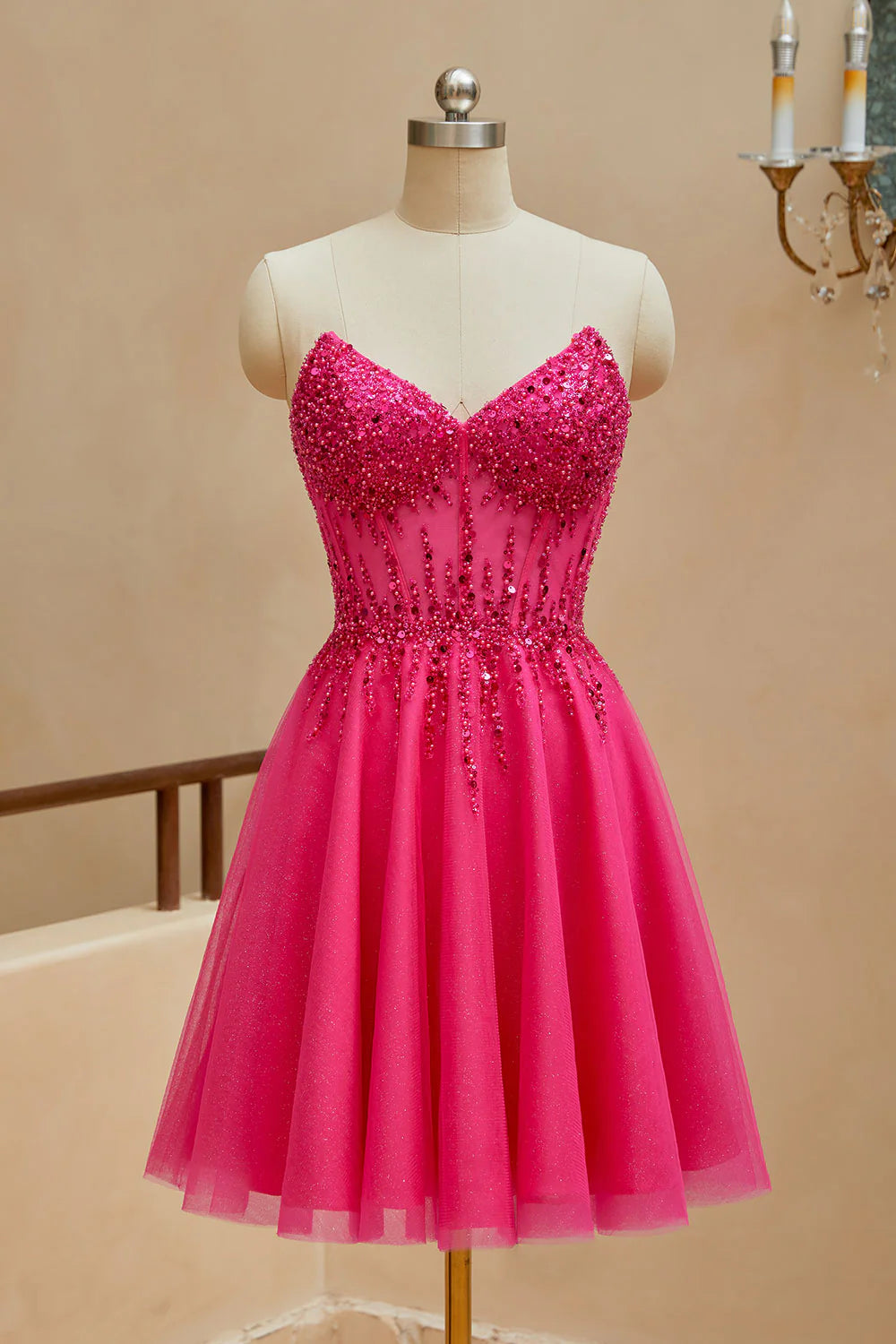 Mini abito corto a trapezio con scollo a V, perline e spalline per il ritorno a scuola