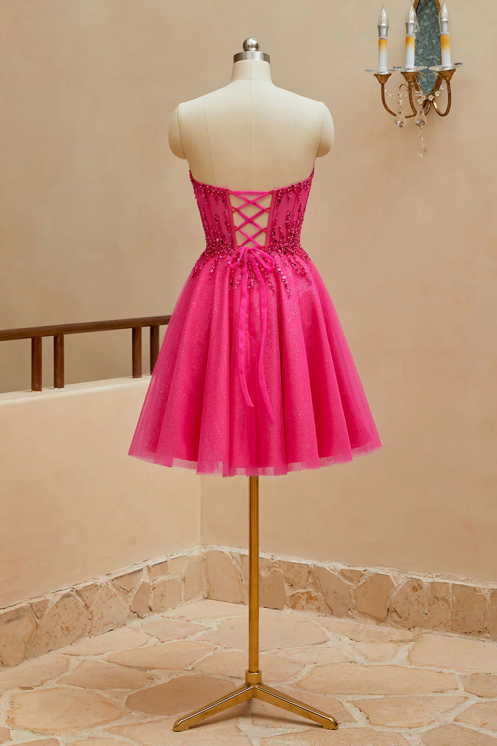 Mini abito corto a trapezio con scollo a V, perline e spalline per il ritorno a scuola