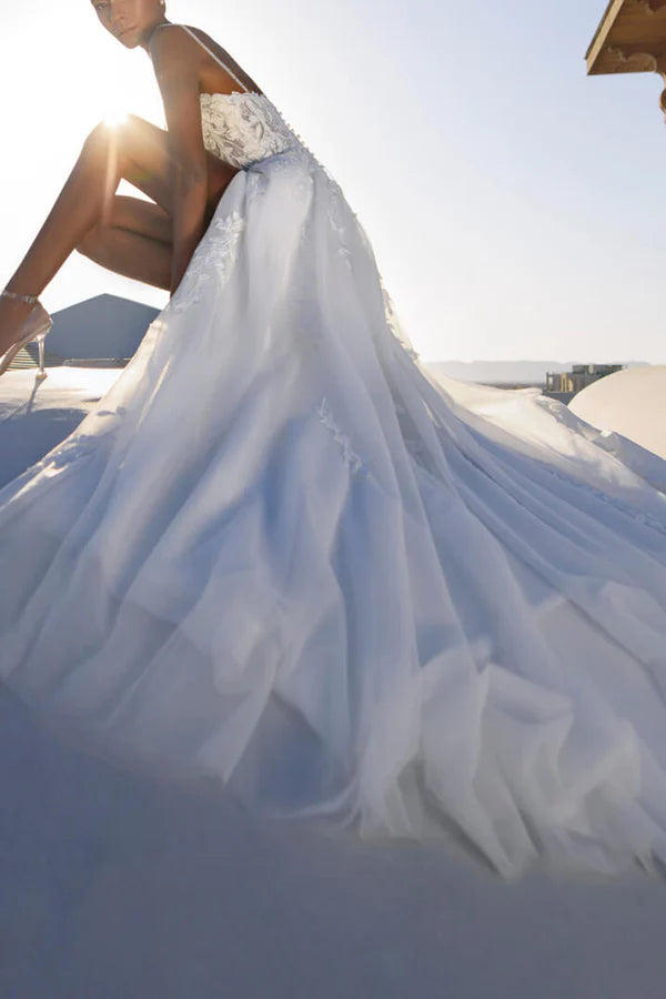 Vestido de novia romántico con calcomanía de encaje y tirantes finos en forma de A