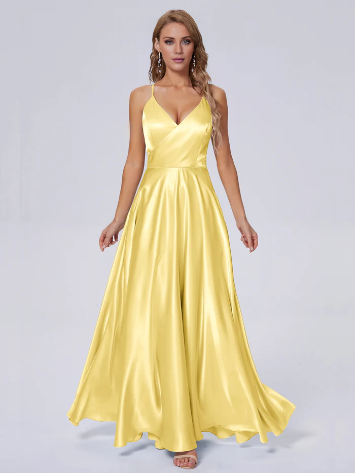 Elegante vestido de dama de honor de satén suave con tirantes al hombro y largo hasta el suelo.
