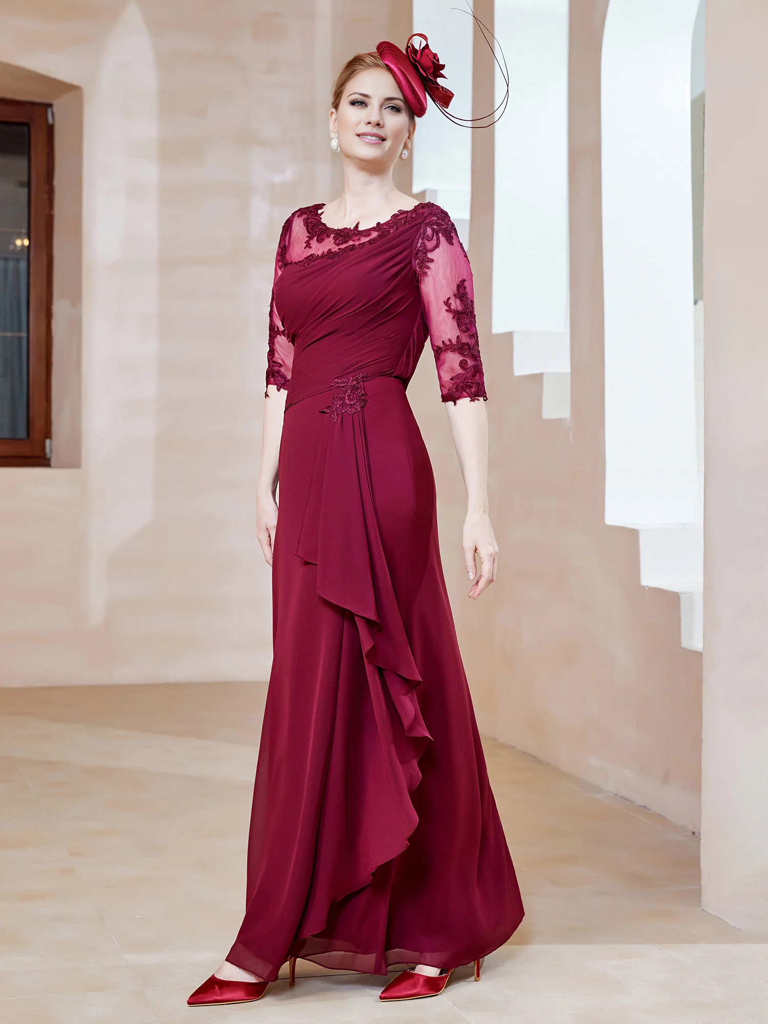 Vestido de madre de la novia ajustado, con escote redondo bajo de encaje y bordes con volantes.