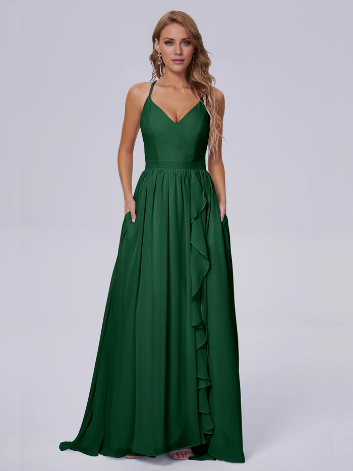 Elegante vestido de dama de honor de gasa con tirantes al hombro y largo hasta el suelo.