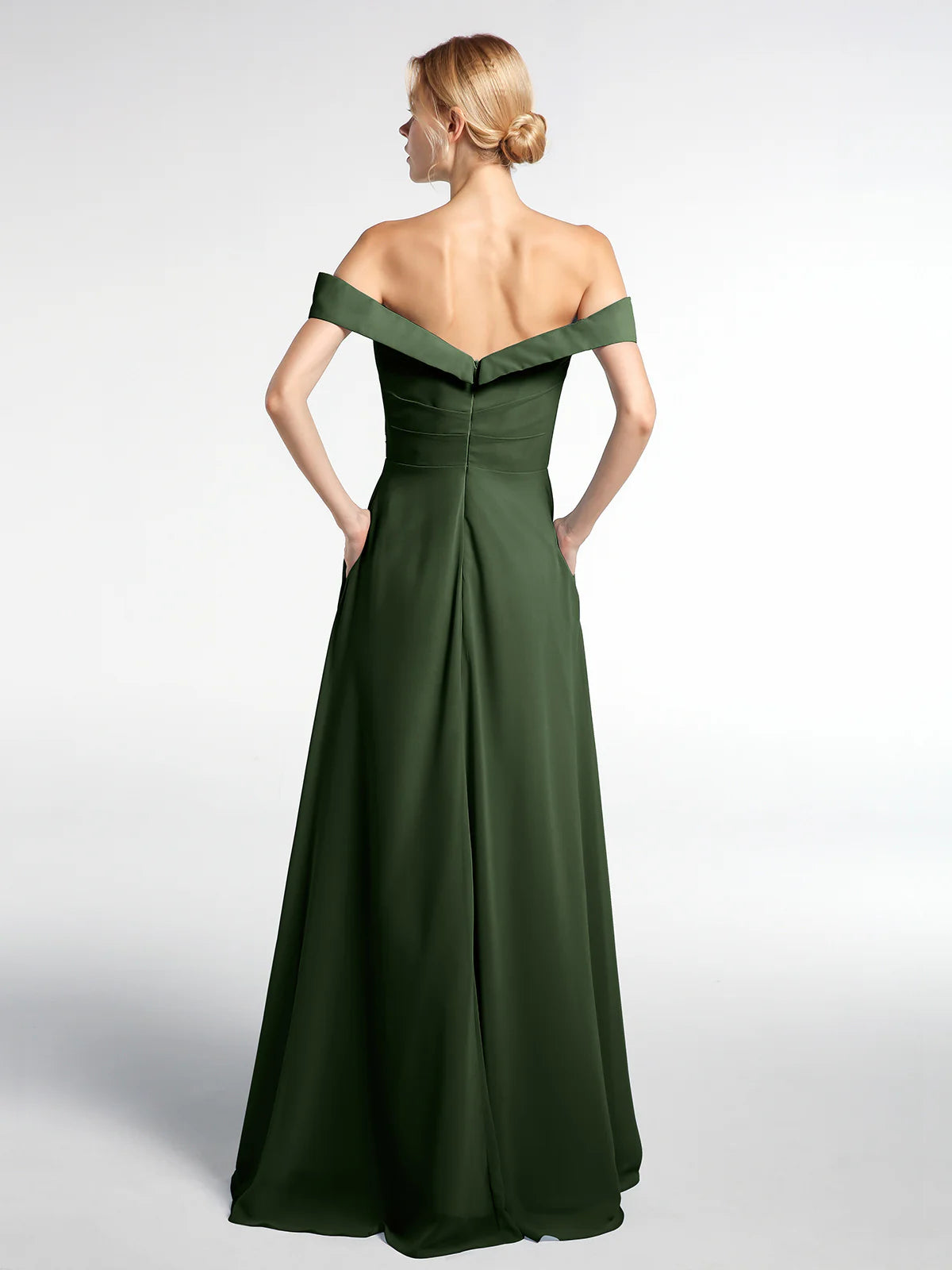 Abito con gonna rotonda e tasche sulle spalle