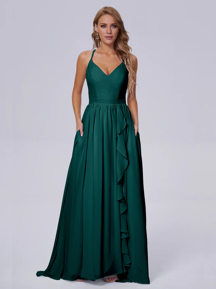 Elegante vestido de dama de honor de gasa con tirantes al hombro y largo hasta el suelo.