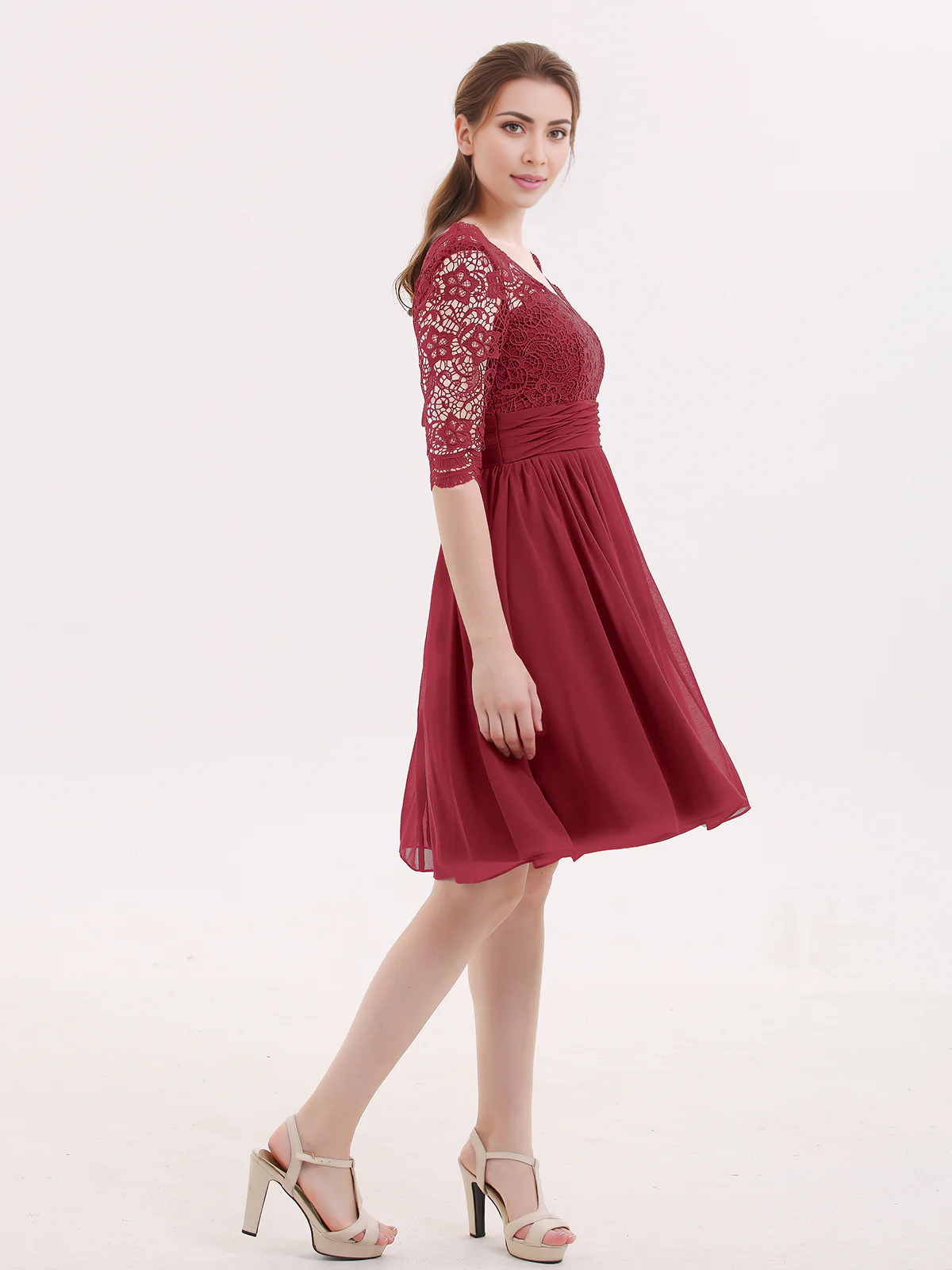 Abito corto in pizzo e chiffon con maniche a cinque quarti