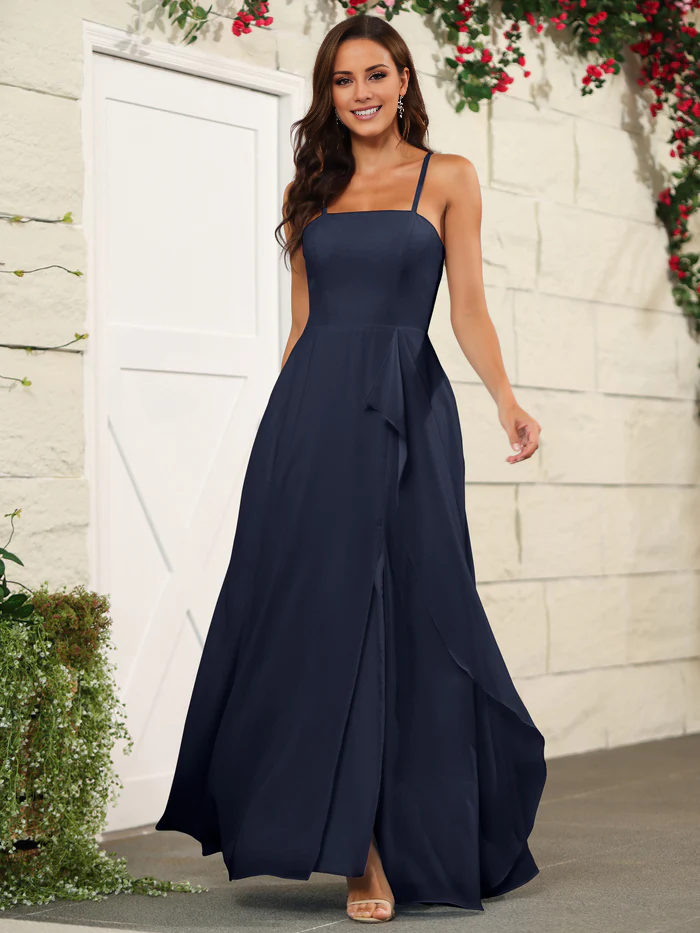 Hermoso vestido de dama de honor de gasa fina con tirantes finos y largo hasta el suelo.