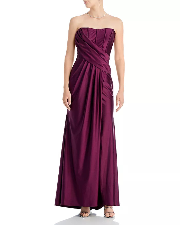 Elegante corsé ajustado sin tirantes con hombros descubiertos, espalda descubierta y largo hasta el suelo para uso nocturno.