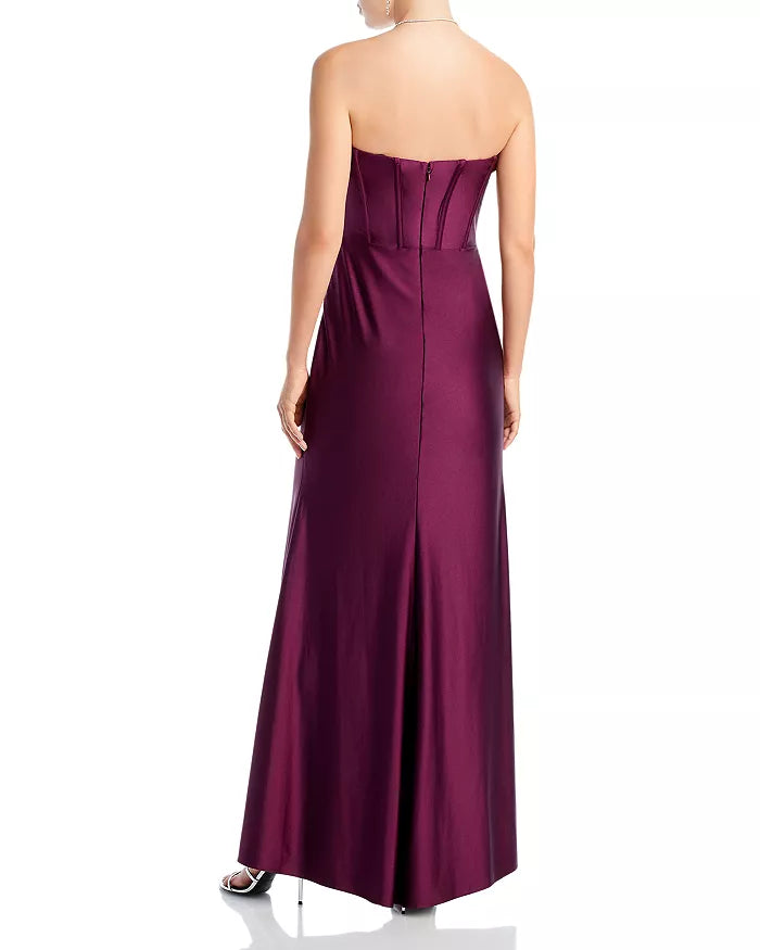 Elegante corsé ajustado sin tirantes con hombros descubiertos, espalda descubierta y largo hasta el suelo para uso nocturno.