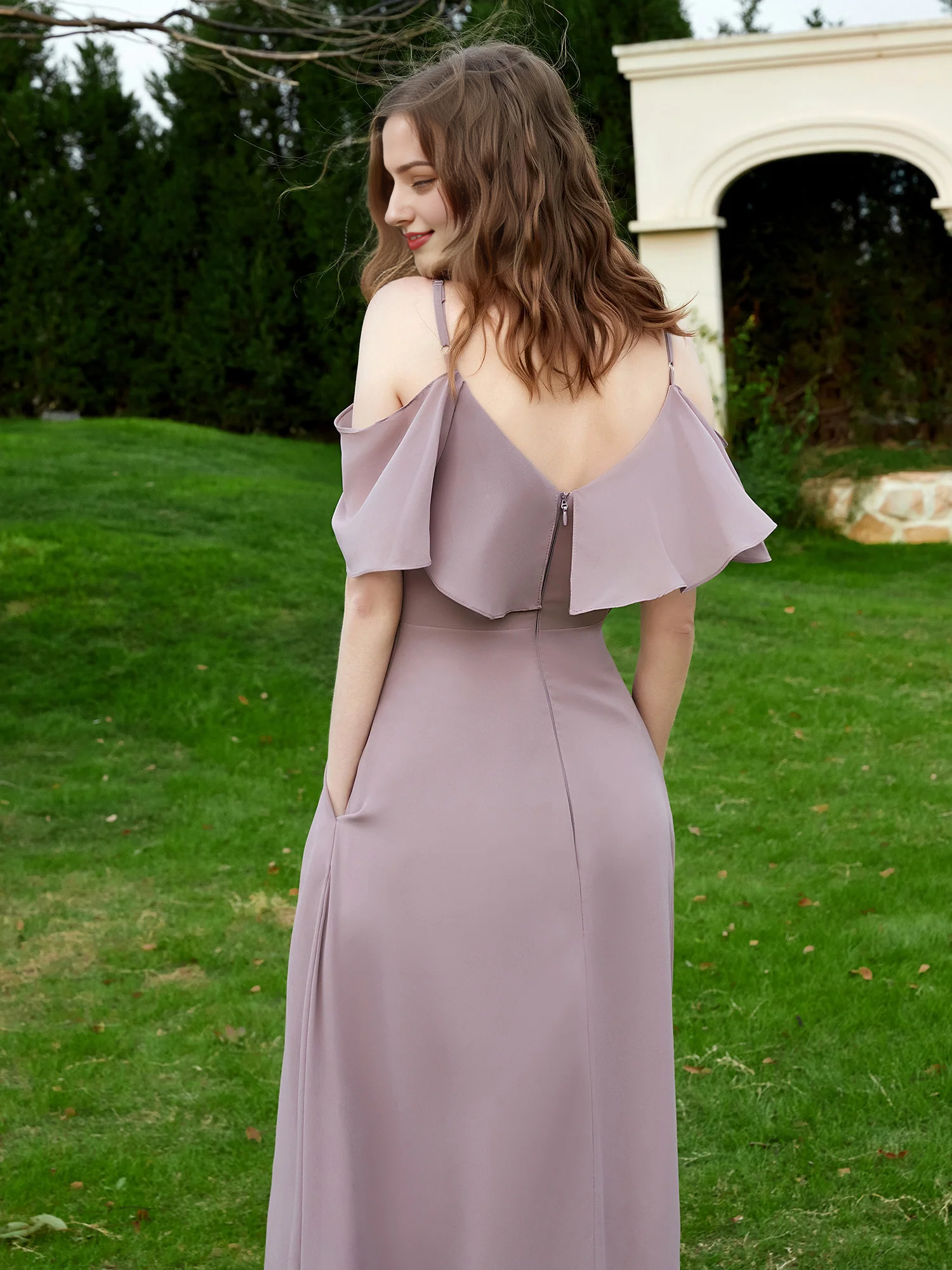 Vestido de gasa con volantes y cuello en V