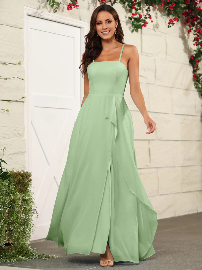 Hermoso vestido de dama de honor de gasa fina con tirantes finos y largo hasta el suelo.