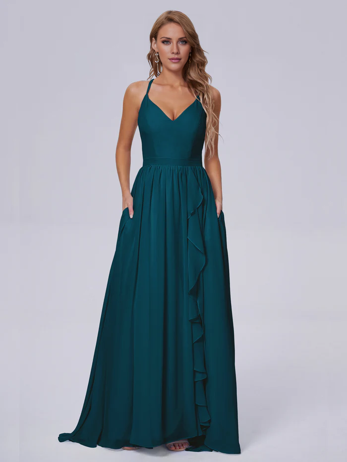 Elegante vestido de dama de honor de gasa con tirantes al hombro y largo hasta el suelo.