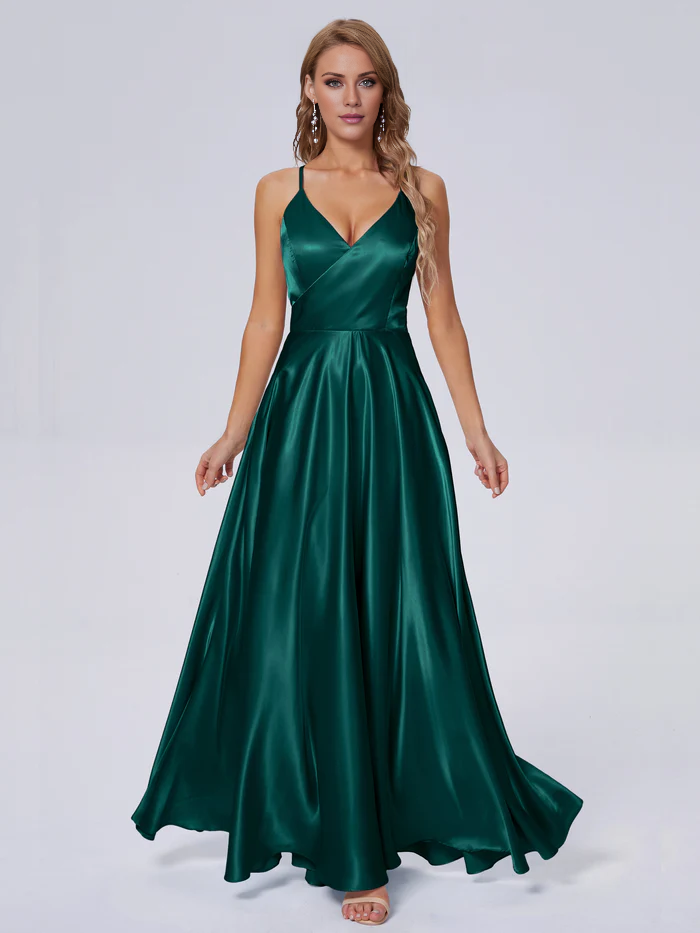 Elegante vestido de dama de honor de satén suave con tirantes al hombro y largo hasta el suelo.