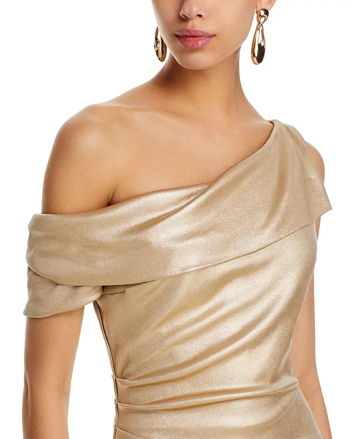 Vestido de noche dorado de satén con un solo hombro, hombros descubiertos y largo hasta el suelo