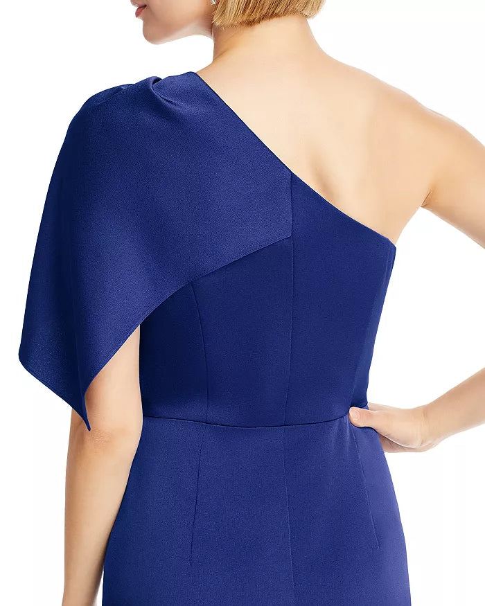 Elegante vestido de noche de satén con hombros descubiertos y largo hasta el suelo.