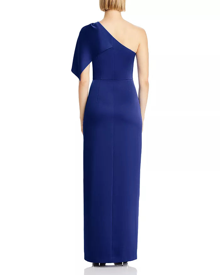 Elegante vestido de noche de satén con hombros descubiertos y largo hasta el suelo.