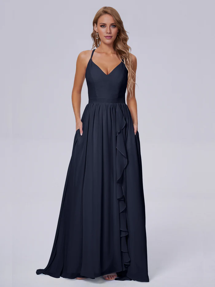 Elegante vestido de dama de honor de gasa con tirantes al hombro y largo hasta el suelo.