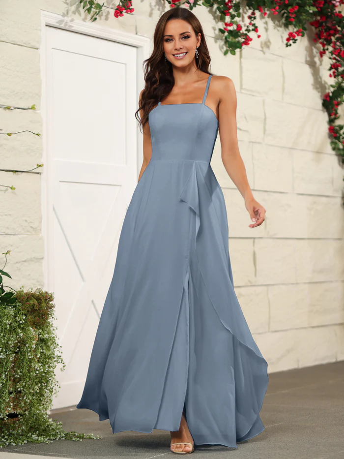 Hermoso vestido de dama de honor de gasa fina con tirantes finos y largo hasta el suelo.