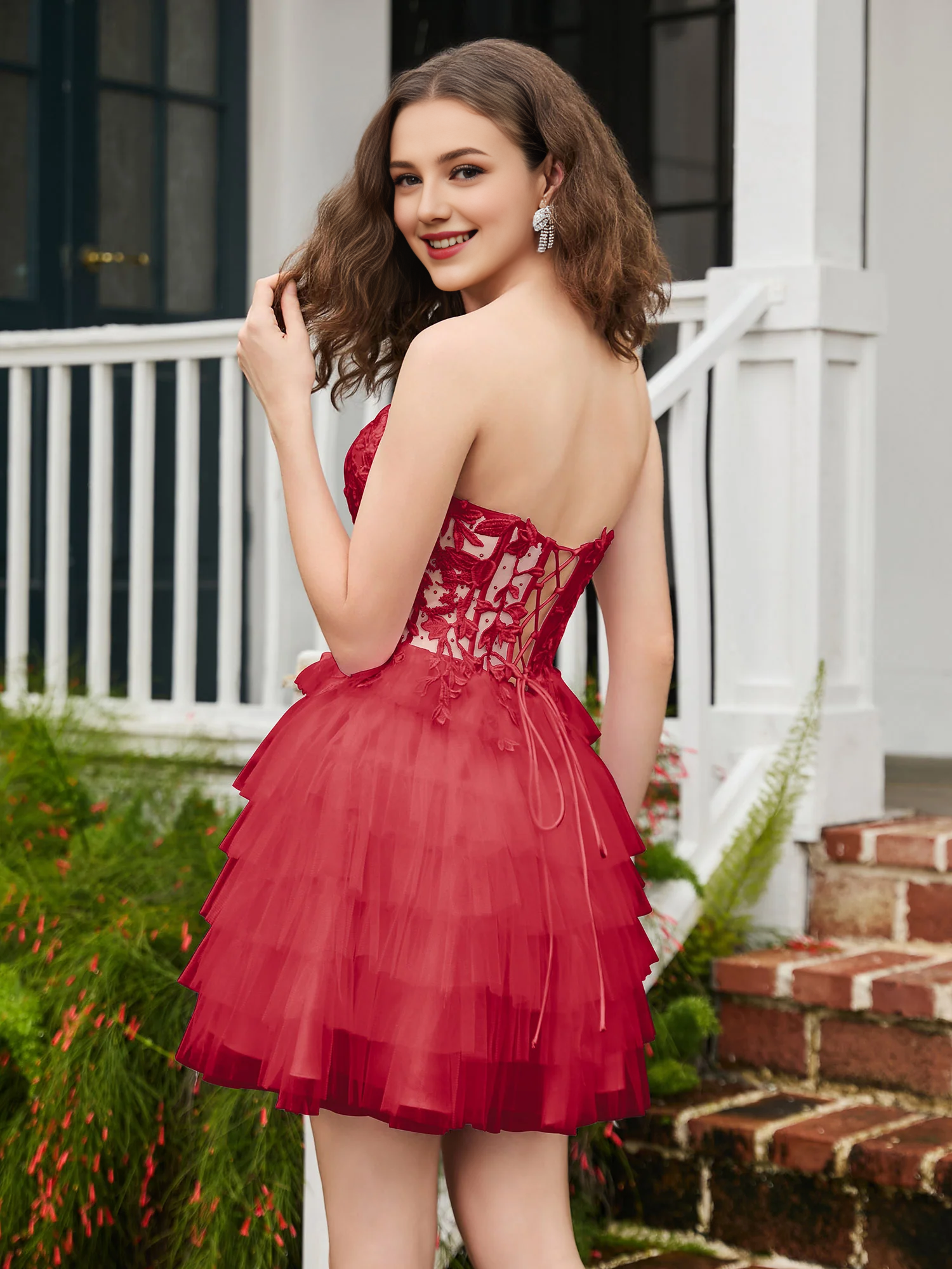 Abito da ballo corto trasparente con corsetto stretto e stratificato