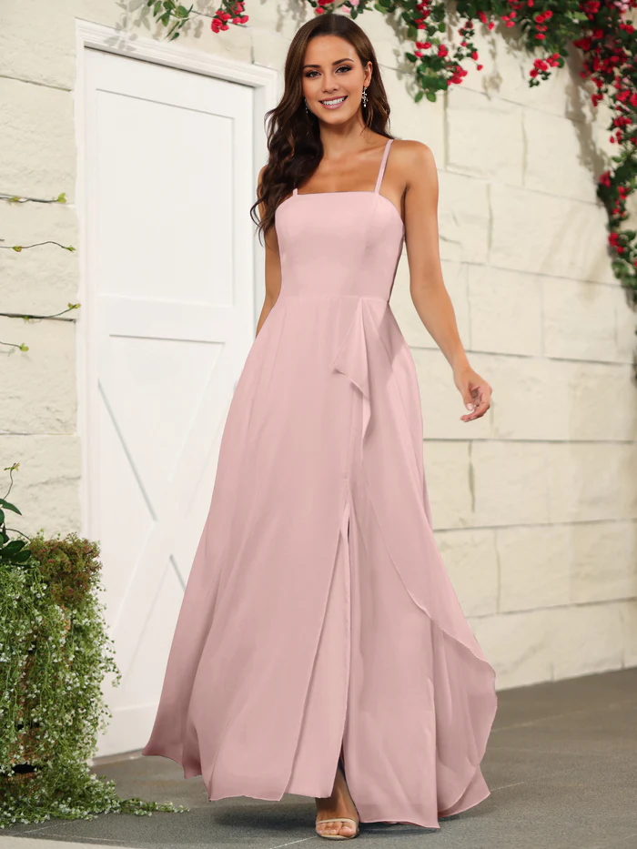 Hermoso vestido de dama de honor de gasa fina con tirantes finos y largo hasta el suelo.