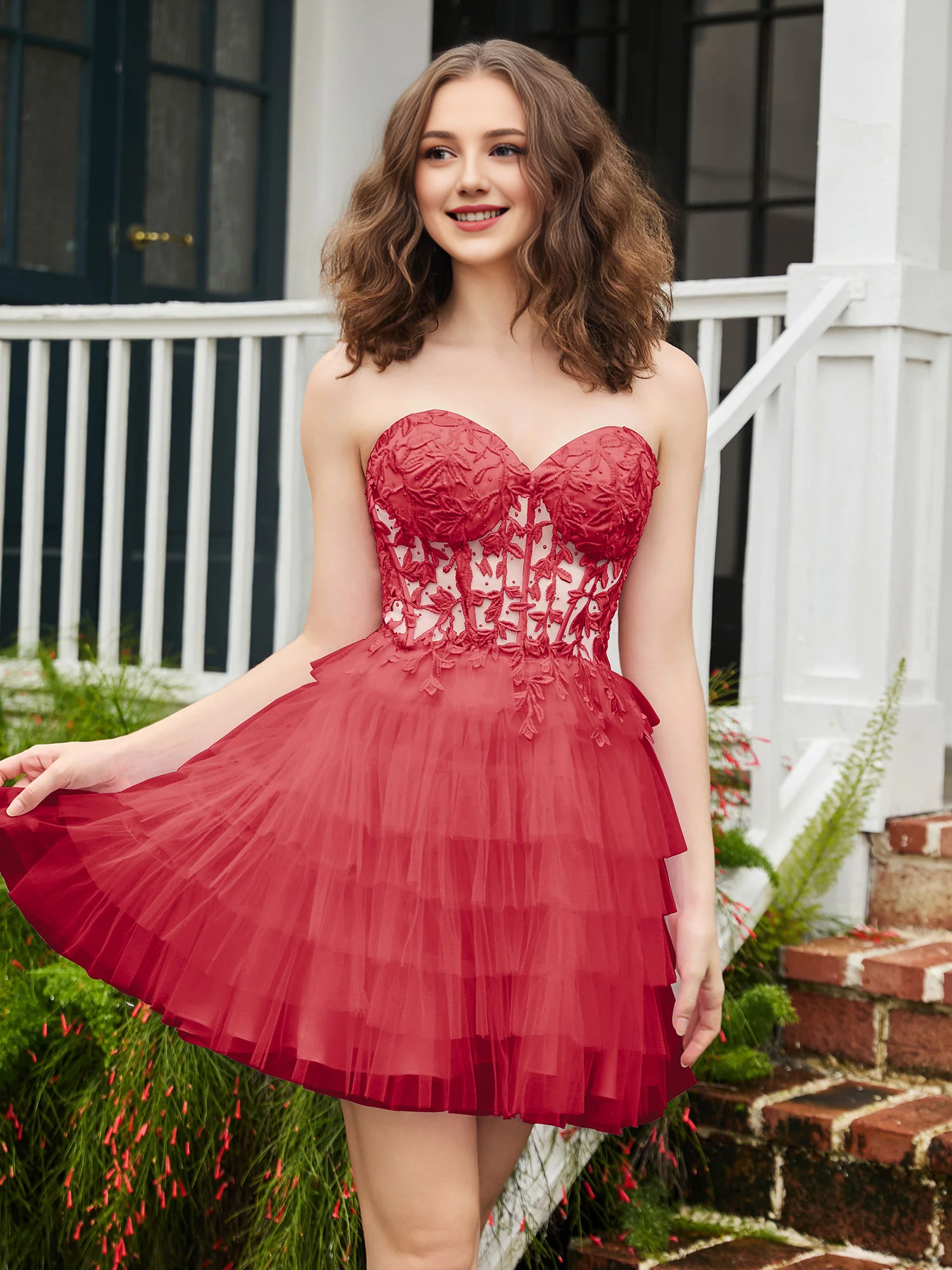 Abito da ballo corto trasparente con corsetto stretto e stratificato