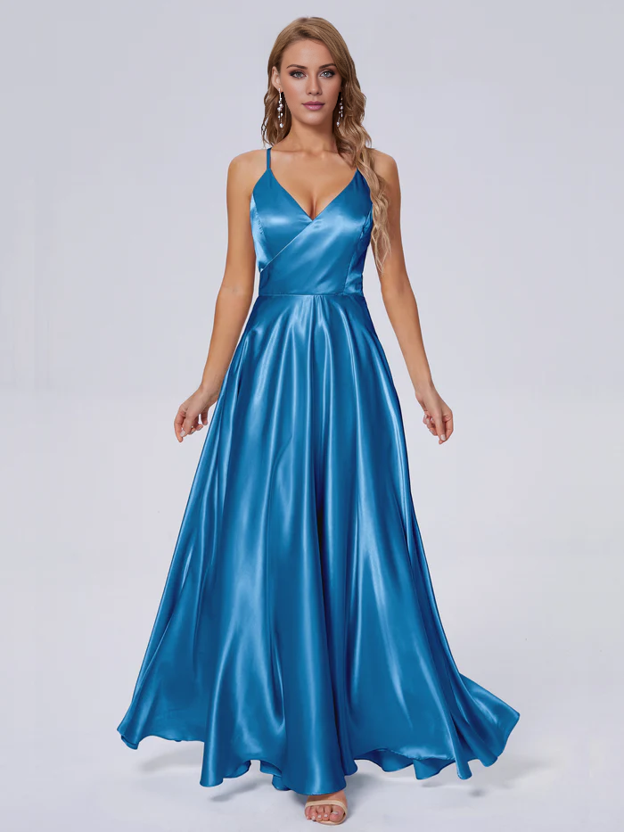Elegante vestido de dama de honor de satén suave con tirantes al hombro y largo hasta el suelo.
