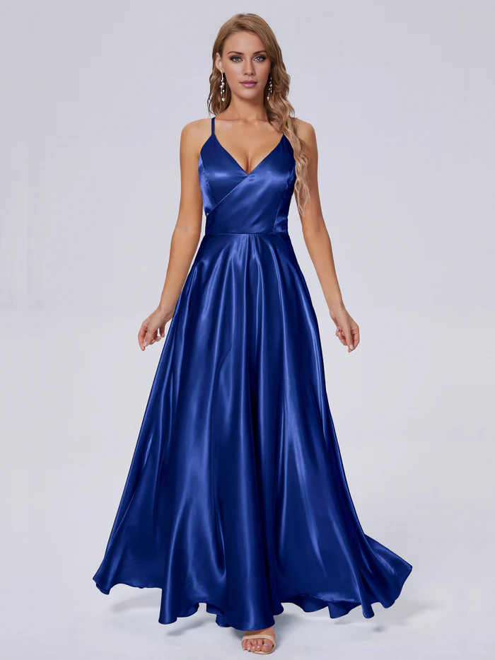 Elegante vestido de dama de honor de satén suave con tirantes al hombro y largo hasta el suelo.