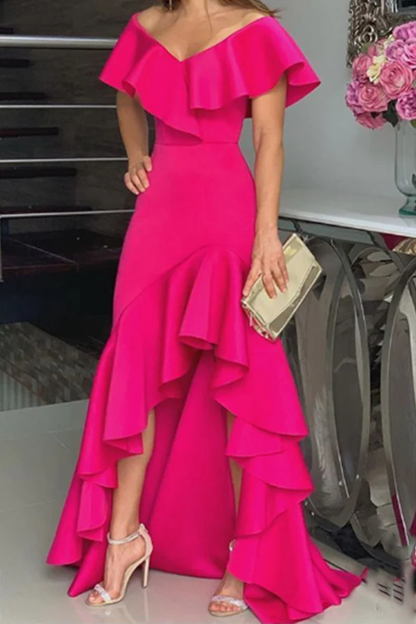 Vestido de noche irregular con hombros descubiertos y borde con volantes en color sólido de moda