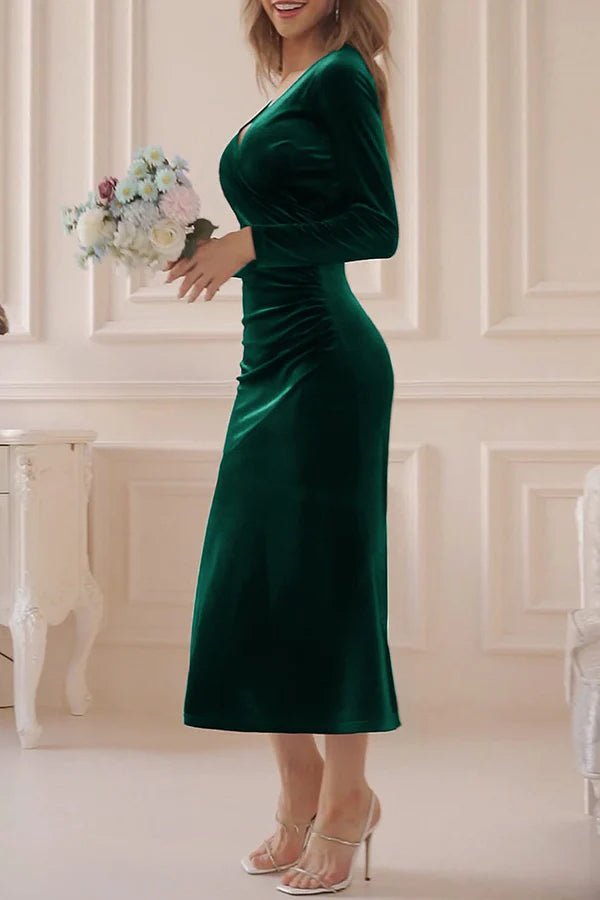 Dulce y elegante vestido de noche liso con escote en V.