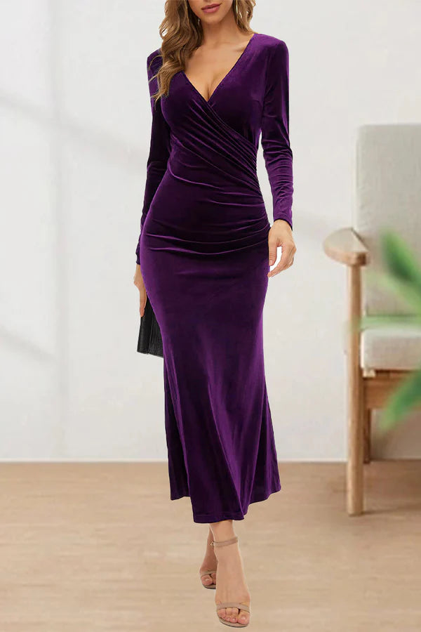 Dulce y elegante vestido de noche liso con escote en V.