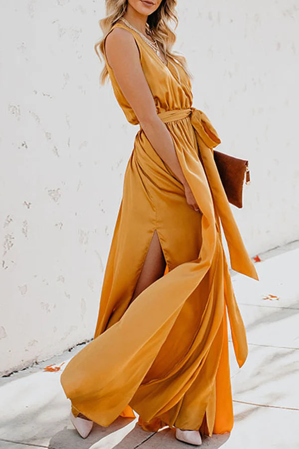 Elegante vestido de noche sin mangas con escote en V y abertura alta en color sólido