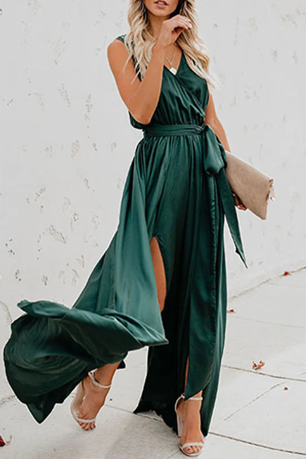 Elegante vestido de noche sin mangas con escote en V y abertura alta en color sólido