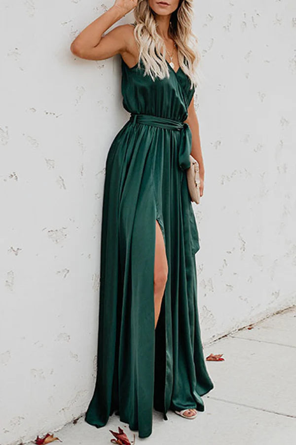 Elegante vestido de noche sin mangas con escote en V y abertura alta en color sólido