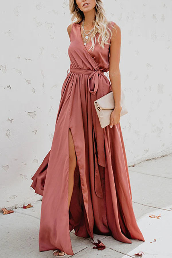 Elegante vestido de noche sin mangas con escote en V y abertura alta en color sólido