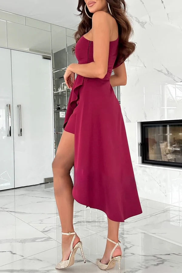 Elegante vestido de noche de corte A con cuello diagonal asimétrico y abertura en color sólido