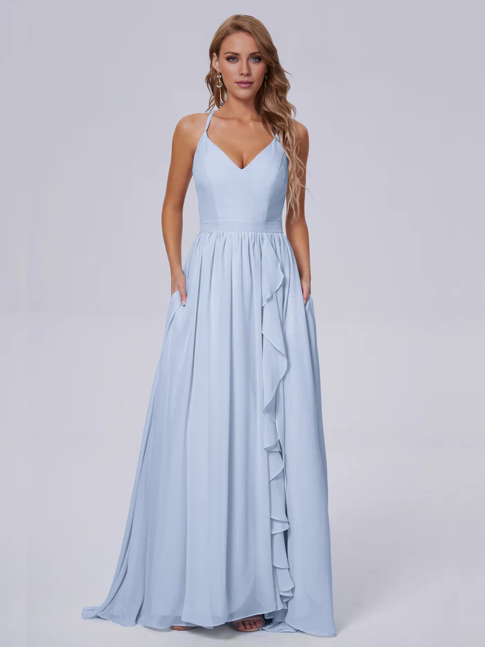 Elegante vestido de dama de honor de gasa con tirantes al hombro y largo hasta el suelo.