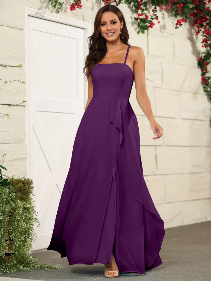 Hermoso vestido de dama de honor de gasa fina con tirantes finos y largo hasta el suelo.