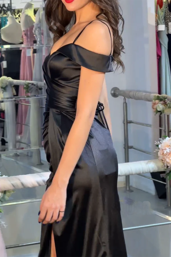 Vestido largo plisado de satén negro con hombros descubiertos combinado con vestido de fiesta con abertura