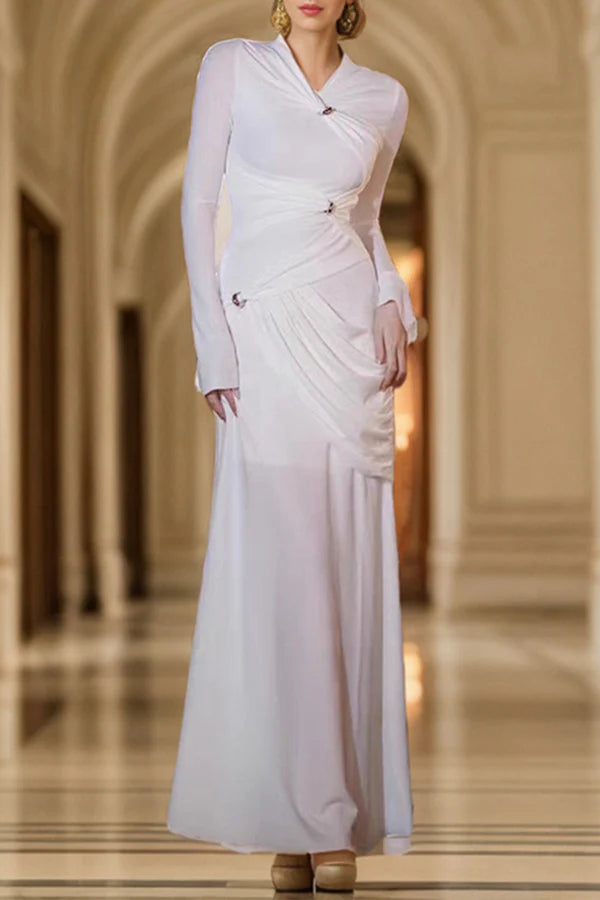 Elegantes accesorios de metal sólido para un vestido de noche decorativo con cuello redondo y plegado.