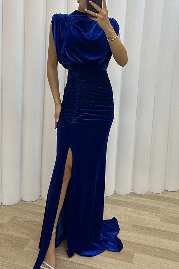 Elegante vestido de noche asimétrico con escote redondo y abertura en color liso