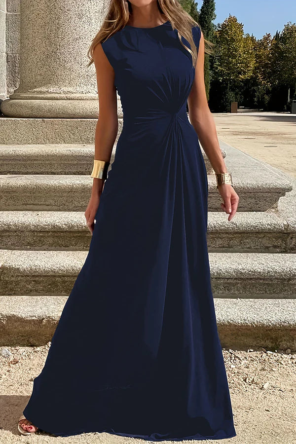 Vestido de noche elegante y minimalista con escote redondo y diseño plegable en color sólido.
