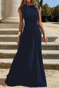 Vestido de noche elegante y minimalista con escote redondo y diseño plegable en color sólido.