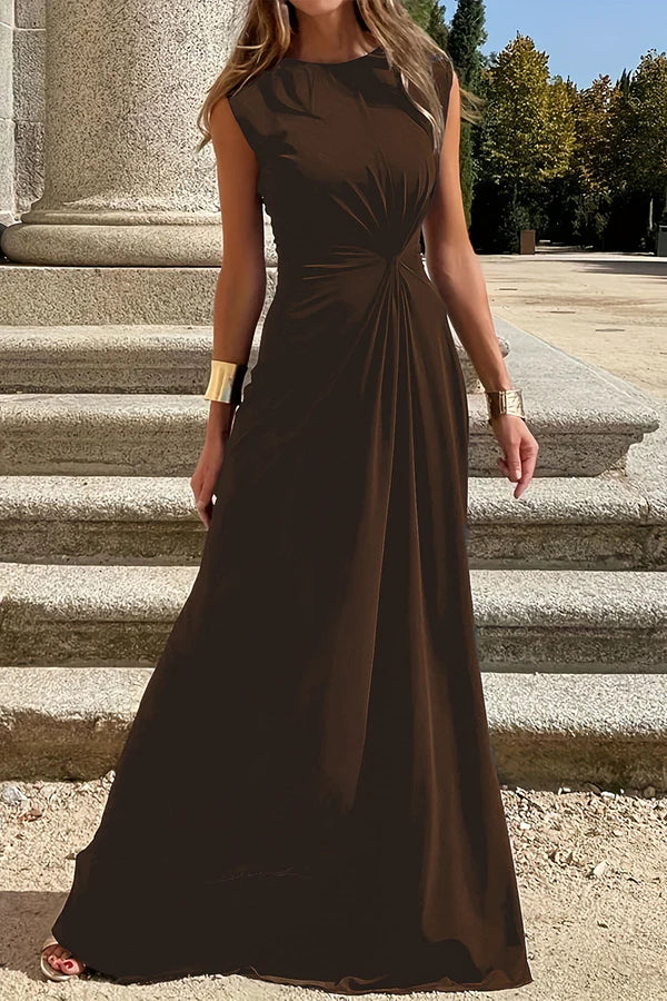 Vestido de noche elegante y minimalista con escote redondo y diseño plegable en color sólido.