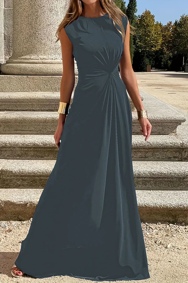 Vestido de noche elegante y minimalista con escote redondo y diseño plegable en color sólido.