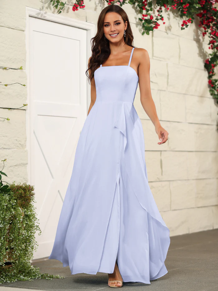 Hermoso vestido de dama de honor de gasa fina con tirantes finos y largo hasta el suelo.