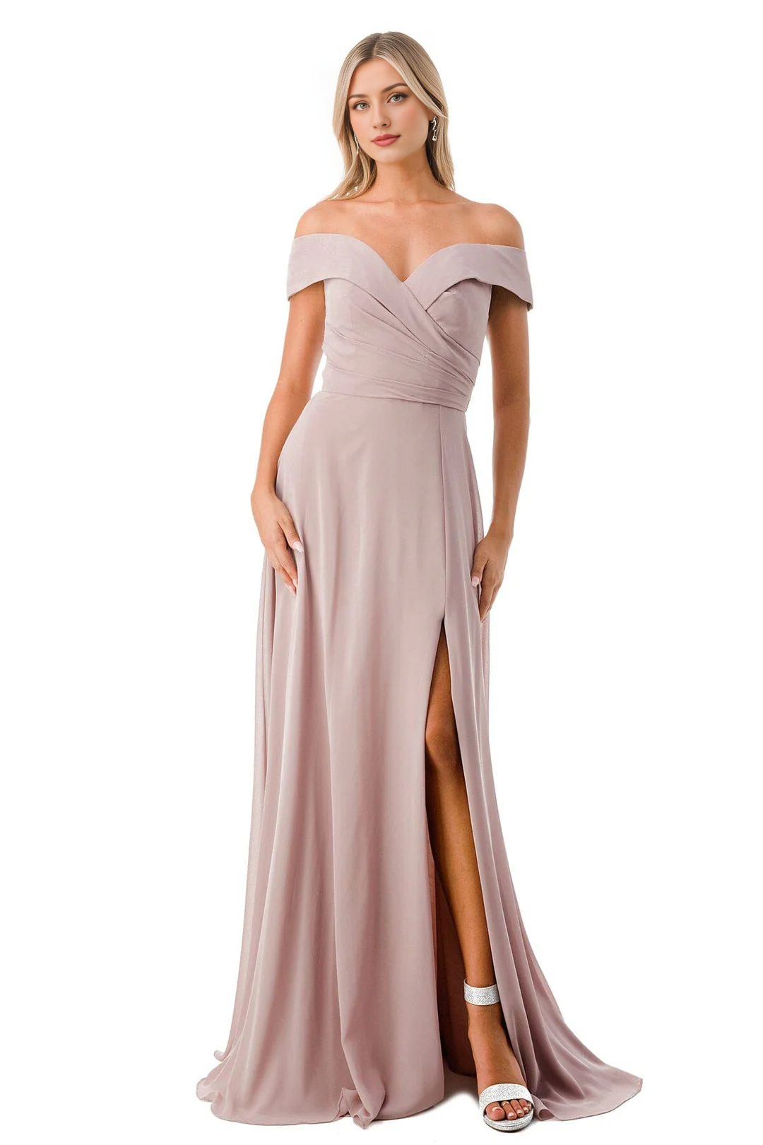 Abito lungo a pieghe con gonna a trapezio e spalle scoperte