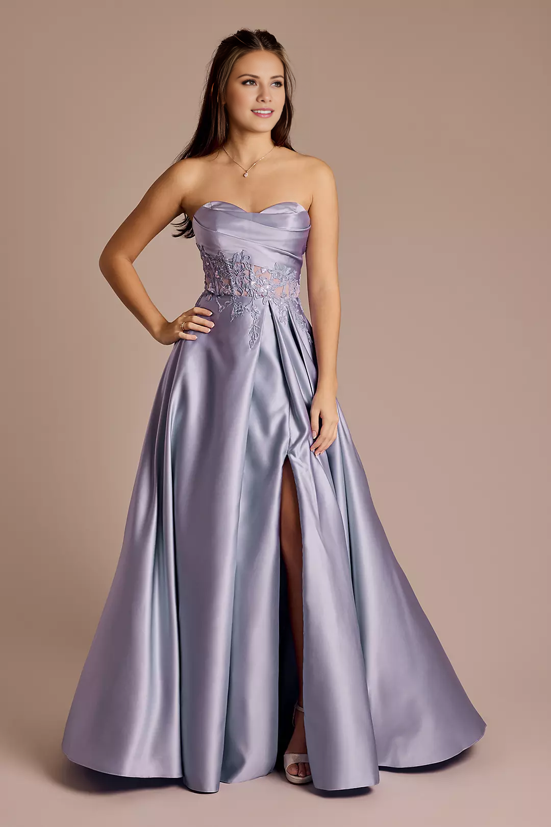 Vestido de fiesta Jimiss drapeado sin tirantes de satén con apliques