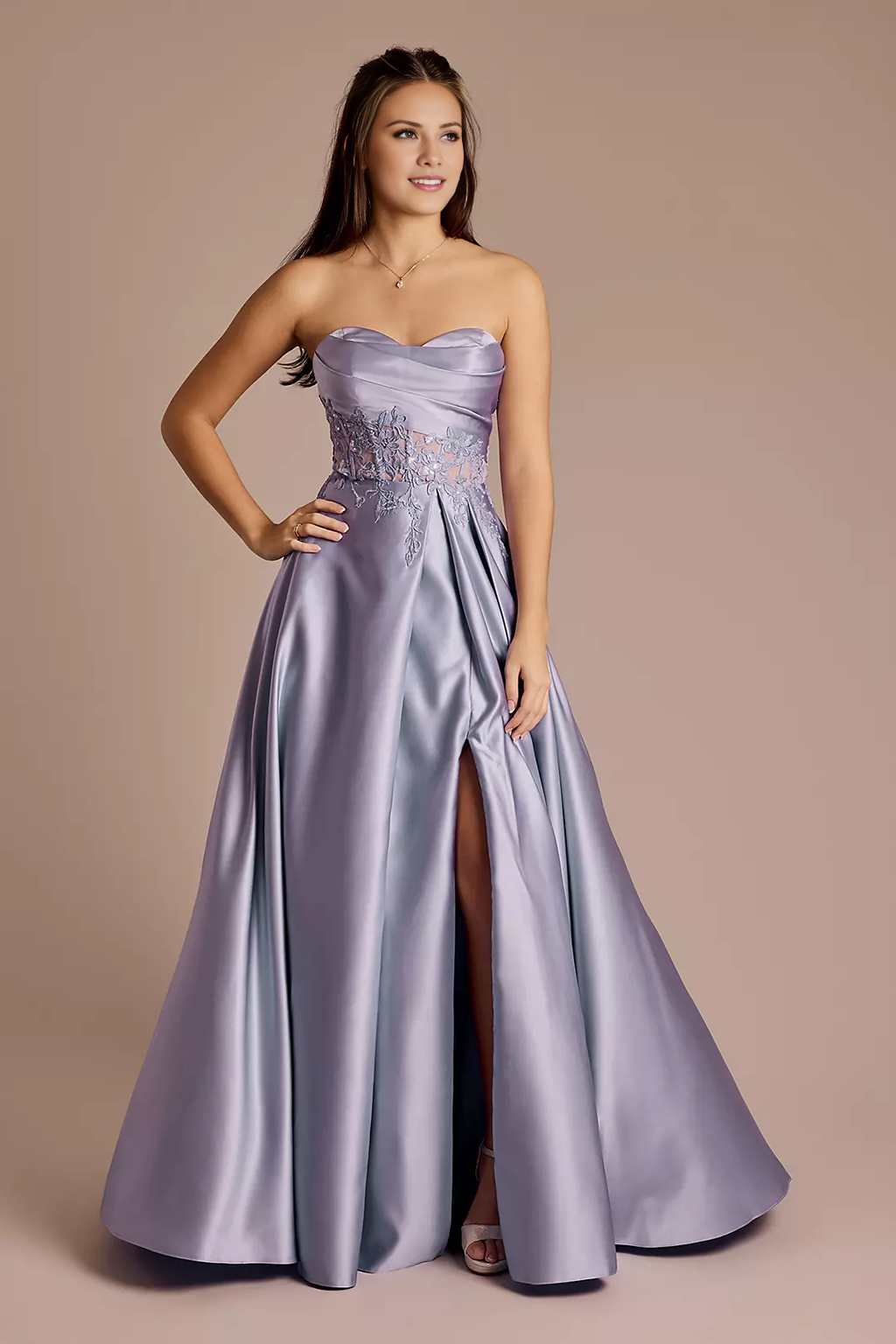 Vestido de fiesta Jimiss drapeado sin tirantes de satén con apliques